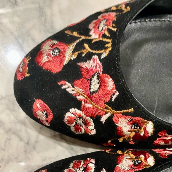 Luxe White House Black Market Piper Black Velvet and floral embroidered pumps πΉ - Picture 16 of 16